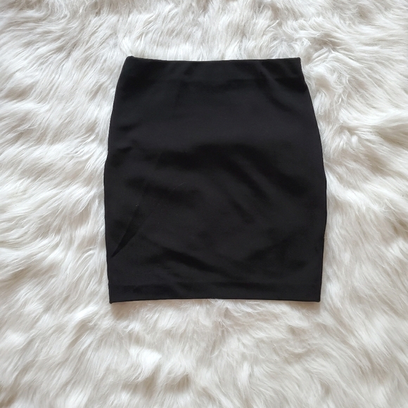 CRISS CROSS BLACK SKIRT - Picture 2 of 2